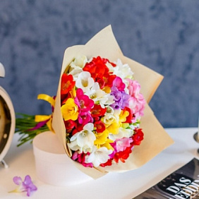 Ароматный букет из 51 фрезии