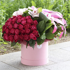 Букет цветов "Вишневое вдохновение"