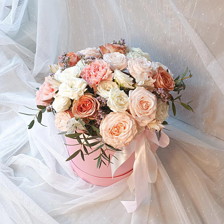 Цветочная композиция из роз в шляпной коробке с лентами - Фото 2