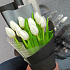 Стильный букет из белых тюльпанов - Фото 2