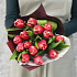 Букет из 15 тюльпанов в дизайнерской упаковке - Фото 4