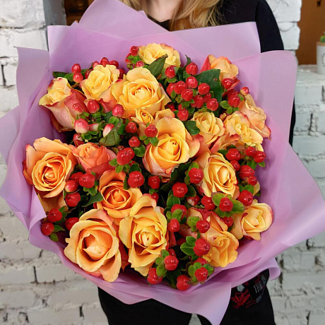 Букет из роз и гиперикума Верона - Фото 2