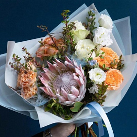 Красивый букет с протеей -«Моей неженке»