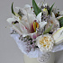 Коробка с лилиями и пионовидной розой - Фото 2
