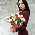 Бело-фиолетовые тюльпаны в коробочке с лентами - Фото 6