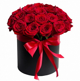 Букет из 35 красных роз в бархатной шляпной коробке