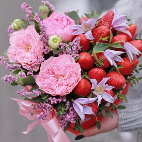 Красивая коробка с цветами и ягодами,,Фантазия ‘