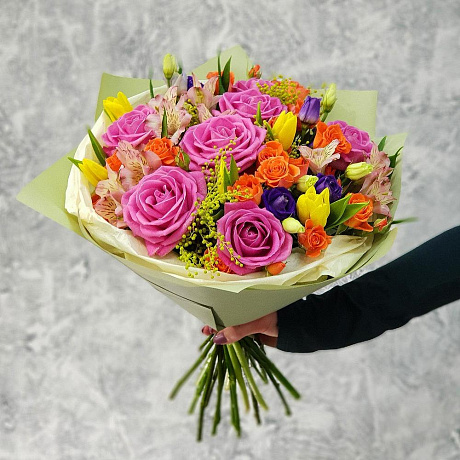 Яркий букет из роз, альстромерии и тюльпанов - Фото 6