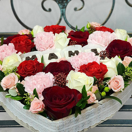 Композиция из роз с шоколадными буквами Маме - Фото 6