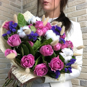 Авторский букет с розами и хлопком