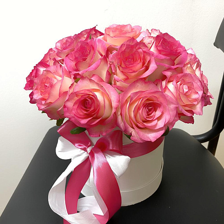 Шляпная коробка с 19 розами Джумилия - Фото 3