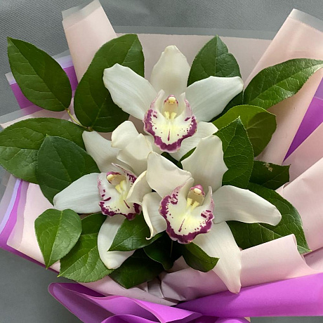 Букет-комплимент из белых орхидей - Фото 6