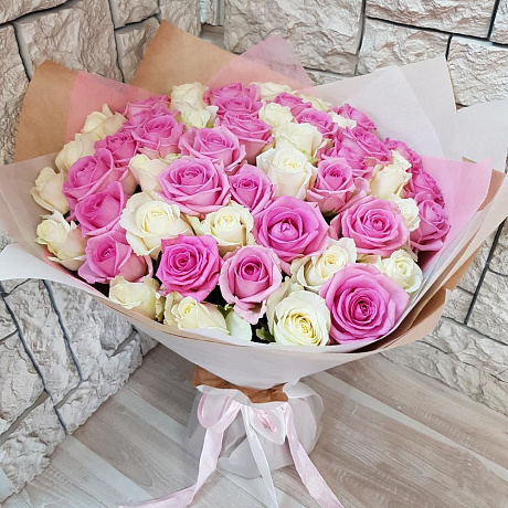 Букет из 51 розовой и белой розы №161 - Фото 3