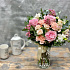 Букет с французскими розами и гвоздиками в стеклянной вазе - Фото 1