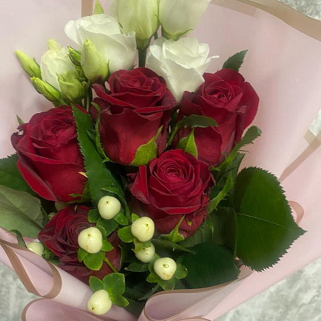 Букет из 5 красных роз и Эустомы - Фото 5