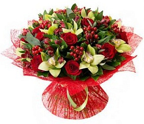Букет из красных роз, орхидей и гиперикума Венский бал