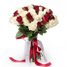 51 красно-белая роза под ленту (Кения)