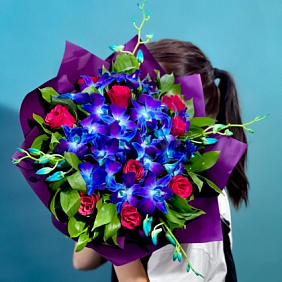 Букет цветов "Розы в космосе"