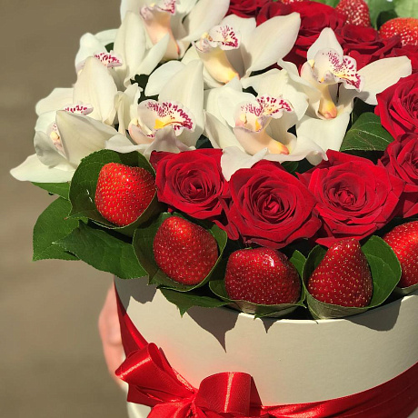 Коробка с цветами. Орхидея,розы и клубника. N431 - Фото 5