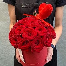 Композиция из красных роз с вязаным сердцем «Романтика»