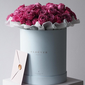 Букет из роз Мисти Бабблз в голубой шляпной коробке XL