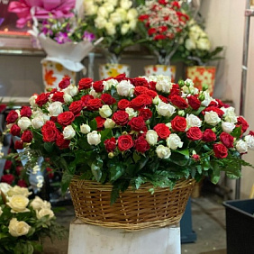 Корзина с цветами №377