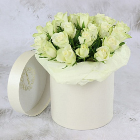 25 белых роз в шляпной коробке