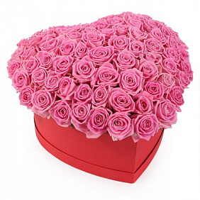 Букет из 51 розы Аква в коробке сердцем