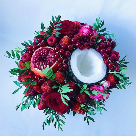 Букет с клубникой, кокосом, гранатом и розами в коробке - Фото 2