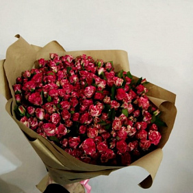 Огромный букет из 51 красной  кустовой розы