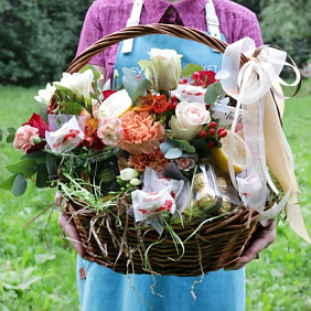 Корзина с розами, фруктами, конфетами и чаем
