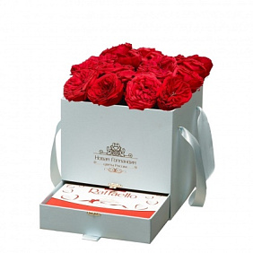 15 красных пионовидных роз Премиум в голубой коробке