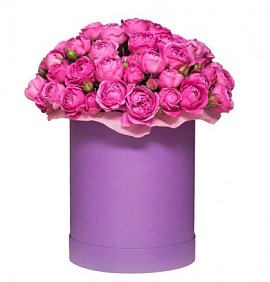 Розовые пионовидные кустовые розы микс в сиреневой шляпной коробке
