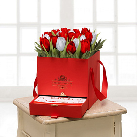 25 красно-рыжих тюльпанов в красной коробке шкатулке с рафаэлло №551