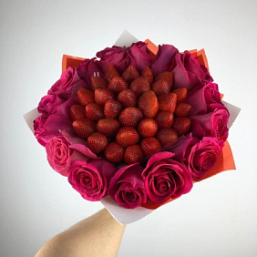 Цветочно-ягодный букет