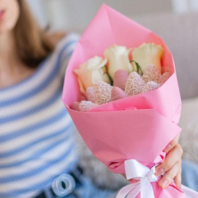 Малиновый кокос мини с 3 розами (клубничный букет)