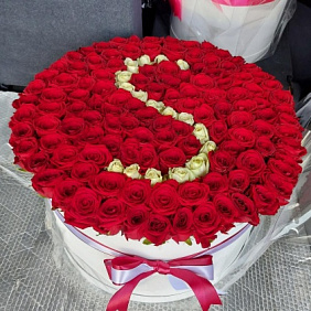 Буквы в коробке с цветами