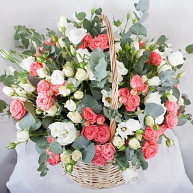 Корзина из кустовых роз и эустомы №2