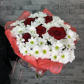 Букет с хризантемами и розами "Сердце в облаках"