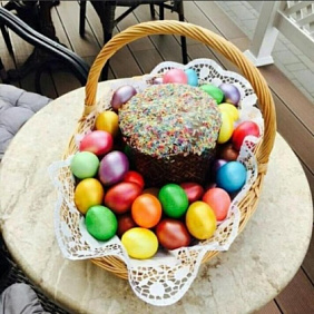 Корзина с яйцами и куличом на Пасху