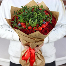 Букет из роз с зеленью,клубникой и голубикой. N669