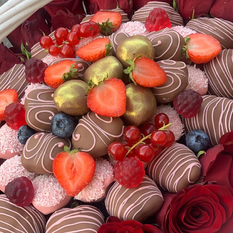 Корзина с клубникой в шоколаде и розами - Фото 4