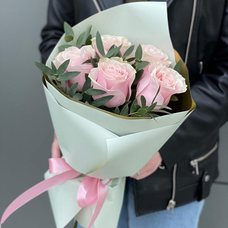 Букет Женственный из 5 роз и эвкалипта - Фото 5