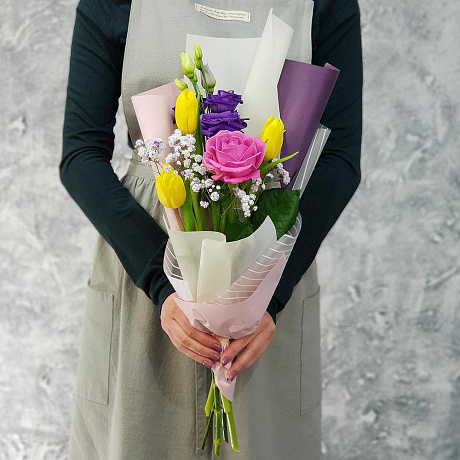 Милый букет из роз, тюльпанов и лизиантуса №160 - Фото 2