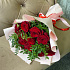 Букет из 19 красных роз с зеленью - Фото 5