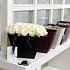 Белые розы в цветочной сумке - Фото 3