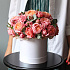 Композиция из пионовидных роз в шляпной коробке - Фото 2