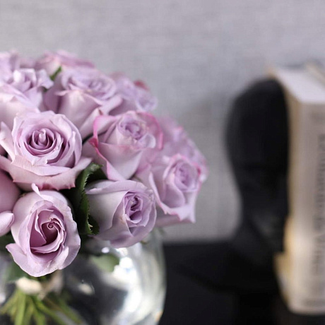Букет из 25 роз Purple в вазе - Фото 2