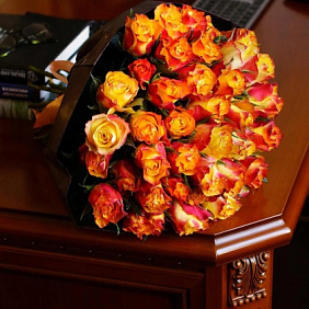 Букет из 51 кенийской розы сорта Даун Таун
