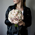Букет невесты с пудровыми розами и озотамнусом - Фото 1